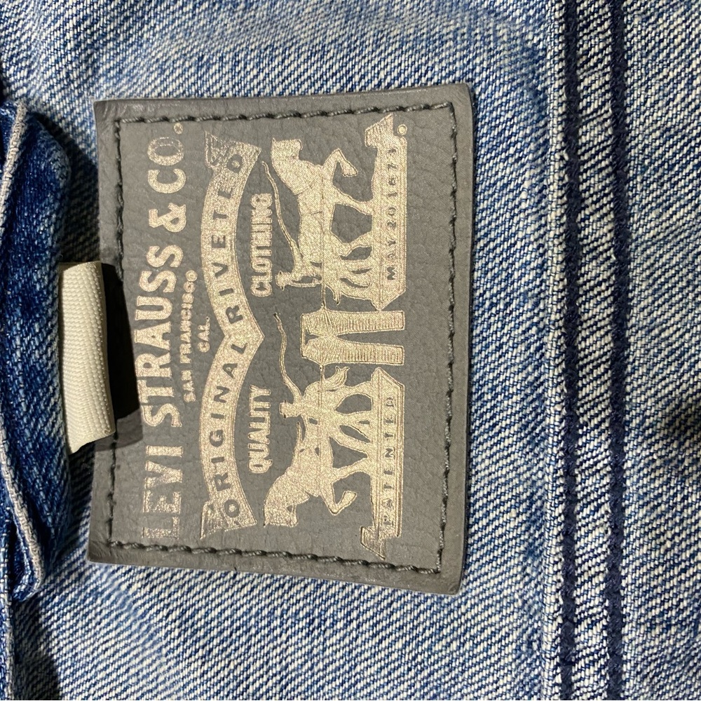 Levis Cropped Jean Jacket - Picture 3 of 3